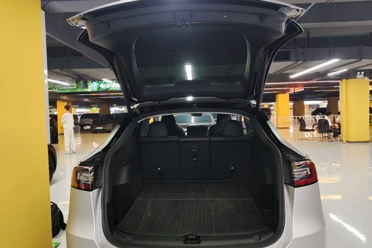 Used Tesla Model Y 2023 Long-Range All-Wheel-Drive Version Trunk