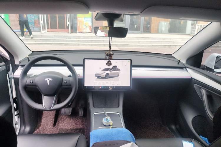 Used Tesla Model Y 2023 Long-Range All-Wheel-Drive Version Center Console