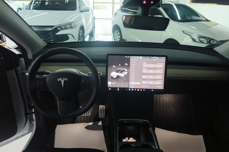 Used Tesla Model Y 2023 High-Performance All-Wheel-Drive Version Center Console
