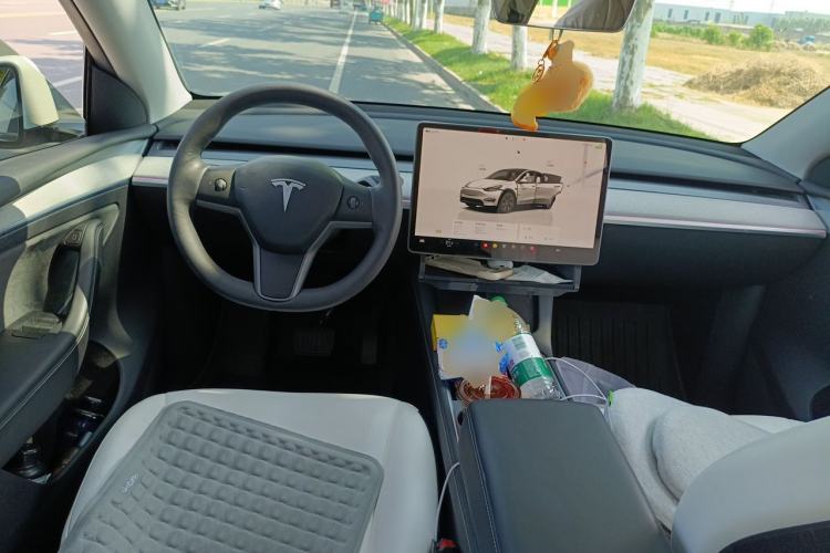 Used Tesla Model Y 2023 Long-Range All-Wheel-Drive Version Center Console