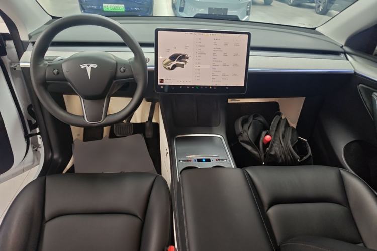 Used Tesla Model Y 2023 Long-Range All-Wheel-Drive Version Center Console