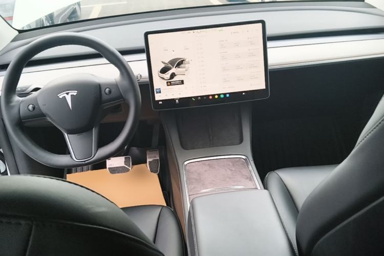 Used Tesla Model Y 2023 Long-Range All-Wheel-Drive Version Center Console