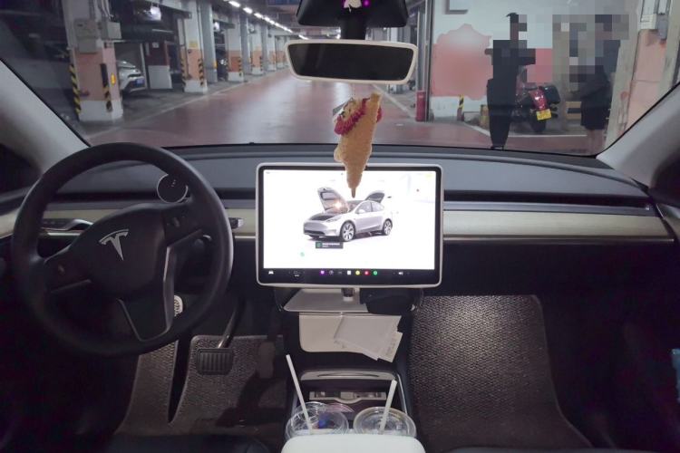 Used Tesla Model Y 2023 Long-Range All-Wheel-Drive Version Center Console
