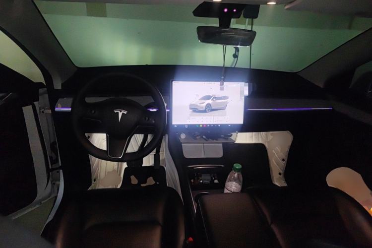 Used Tesla Model Y 2023 Long-Range All-Wheel-Drive Version Center Console