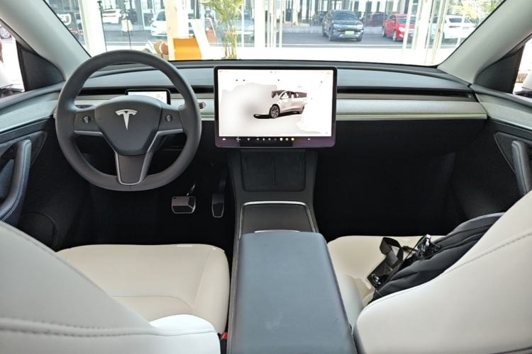 Used Tesla Model Y 2023 Long-Range All-Wheel-Drive Version Center Console
