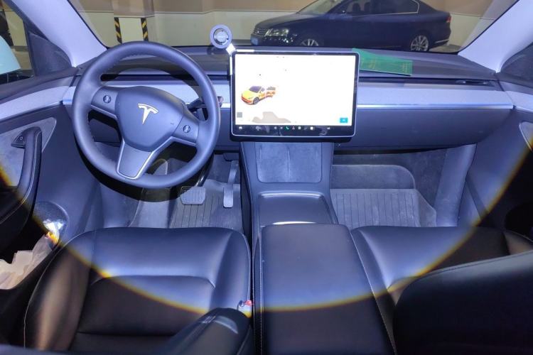 Used Tesla Model Y 2023 Long-Range All-Wheel-Drive Version Center Console
