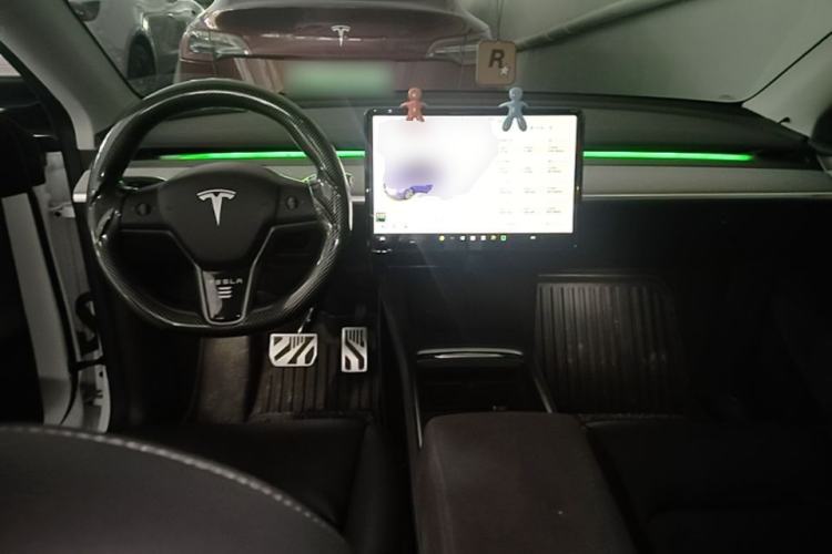 Used Tesla Model Y 2023 Long-Range All-Wheel-Drive Version Center Console