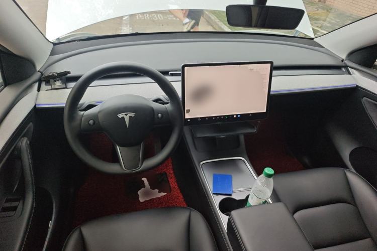 Used Tesla Model Y 2023 Long-Range All-Wheel-Drive Version Center Console