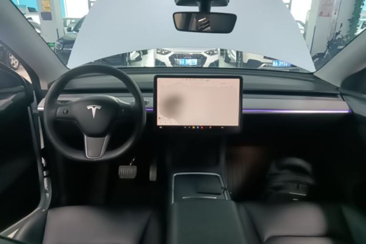 Used Tesla Model Y 2023 Long-Range All-Wheel-Drive Version Center Console
