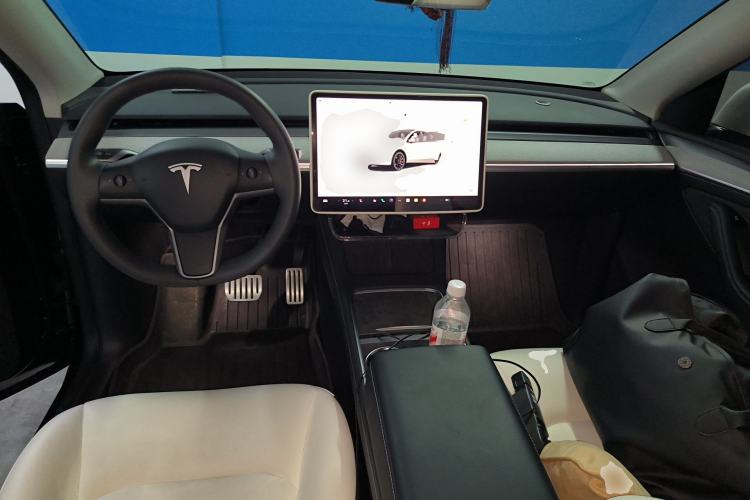 Used Tesla Model Y 2023 High-Performance All-Wheel-Drive Version Center Console