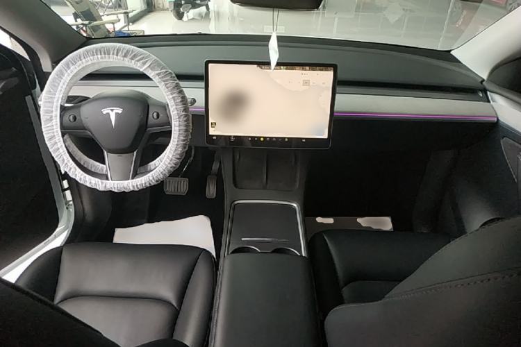 Used Tesla Model Y 2023 Long-Range All-Wheel-Drive Version Center Console