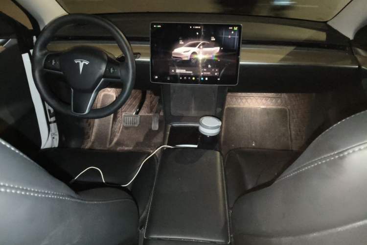 Used Tesla Model Y 2023 Long-Range All-Wheel-Drive Version Center Console