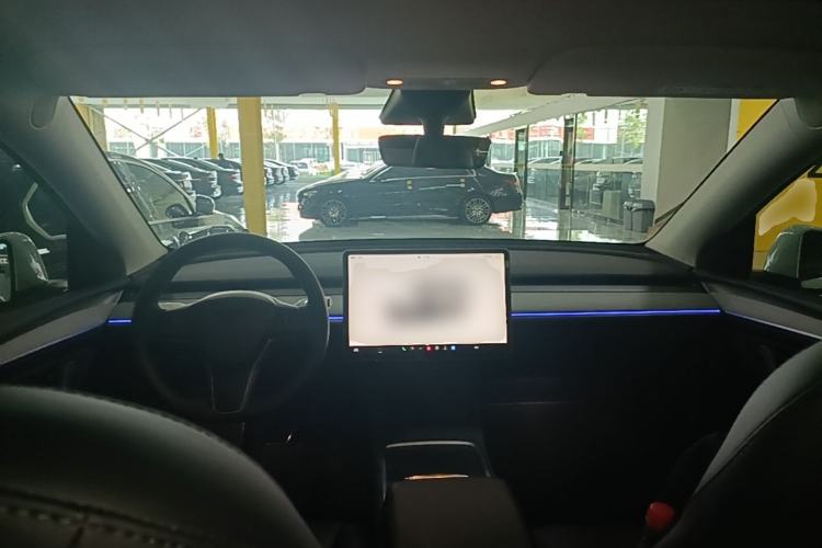 Used Tesla Model Y 2023 Long-Range All-Wheel-Drive Version Center Console