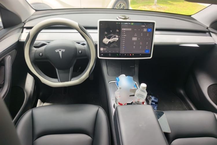 Used Tesla Model Y 2023 Long-Range All-Wheel-Drive Version Center Console