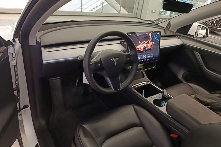 Used Tesla Model Y 2023 Rear-Wheel-Drive Version Center Console