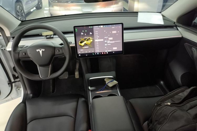 Used Tesla Model Y 2023 Long-Range All-Wheel-Drive Version Center Console