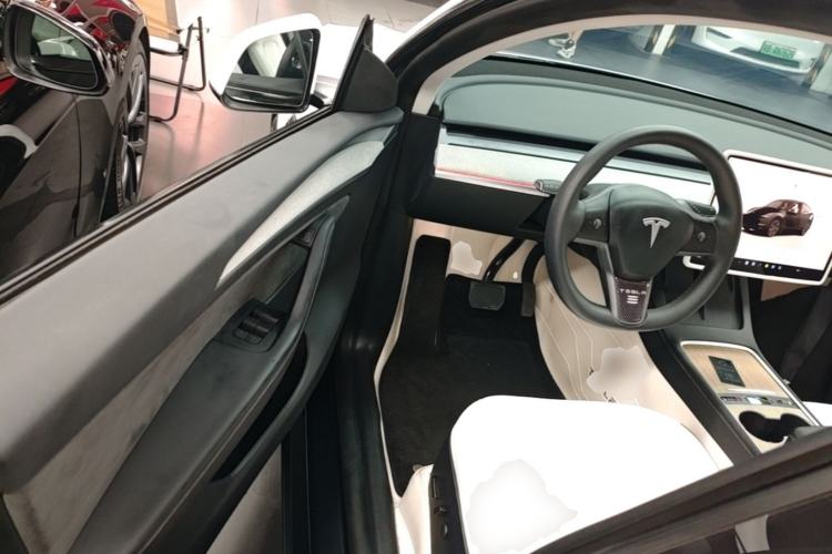 Used Tesla Model Y 2023 Long-Range All-Wheel-Drive Version Driver Seat