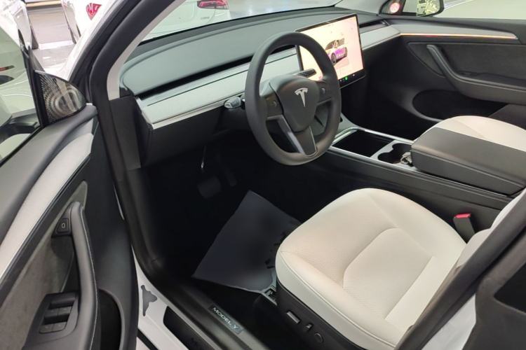 Used Tesla Model Y 2023 Long-Range All-Wheel-Drive Version Driver Seat