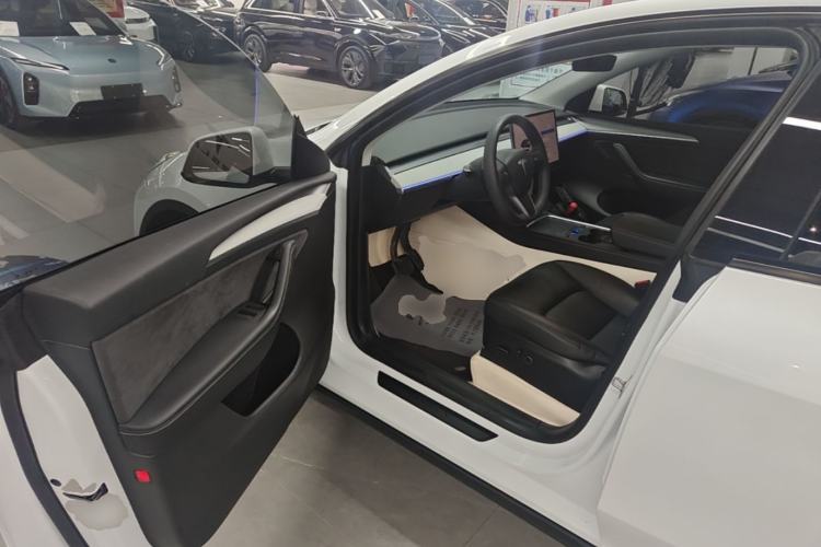Used Tesla Model Y 2023 Long-Range All-Wheel-Drive Version Driver Seat