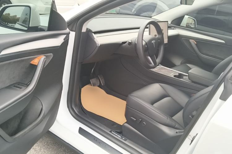 Used Tesla Model Y 2023 Long-Range All-Wheel-Drive Version Driver Seat