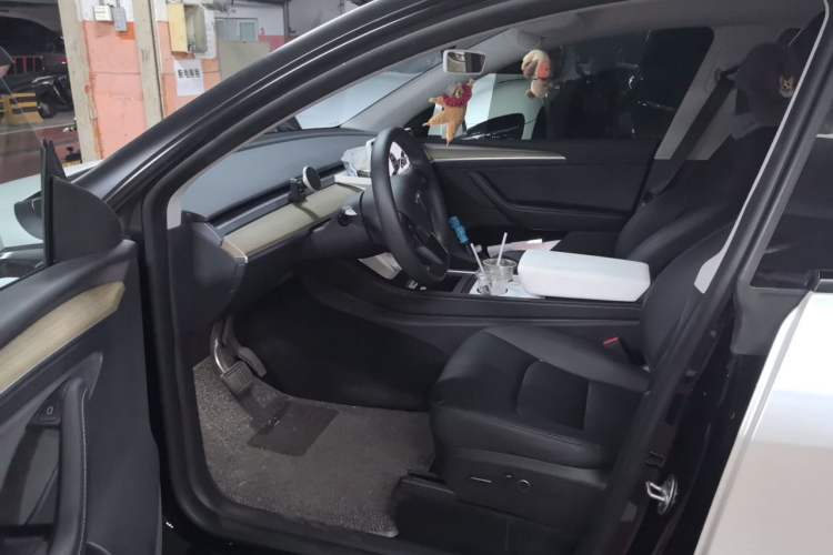 Used Tesla Model Y 2023 Long-Range All-Wheel-Drive Version Driver Seat