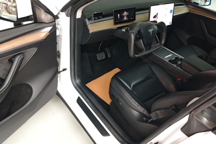 Used Tesla Model Y 2023 Long-Range All-Wheel-Drive Version Driver Seat