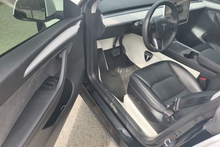 Used Tesla Model Y 2023 Long-Range All-Wheel-Drive Version Driver Seat