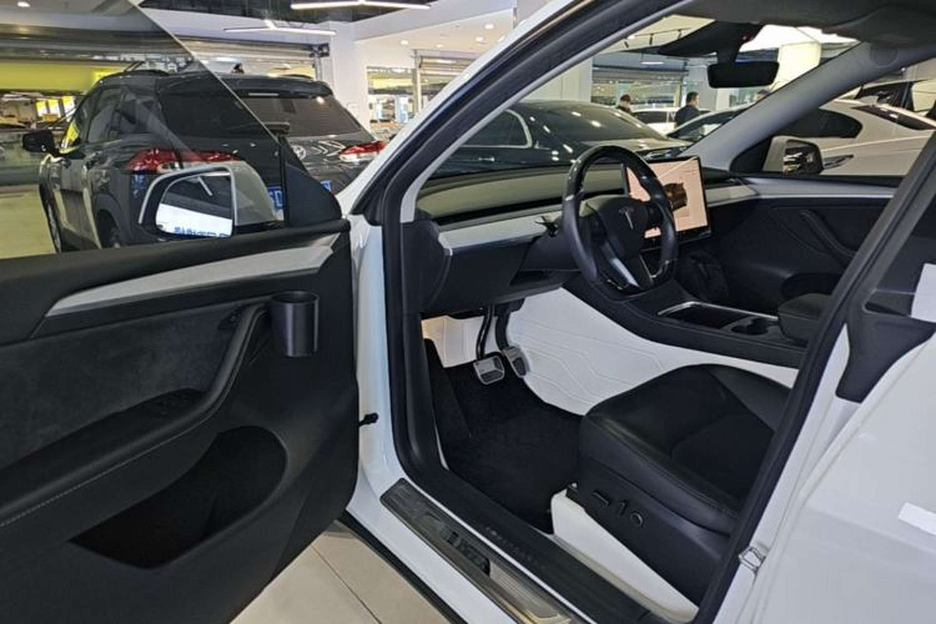 Used Tesla Model Y 2023 Long-Range All-Wheel-Drive Version Driver Seat