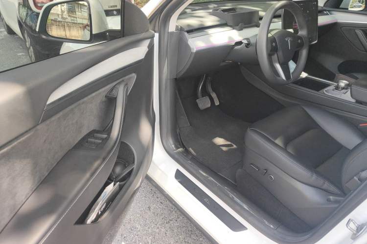 Used Tesla Model Y 2023 Long-Range All-Wheel-Drive Version Driver Seat