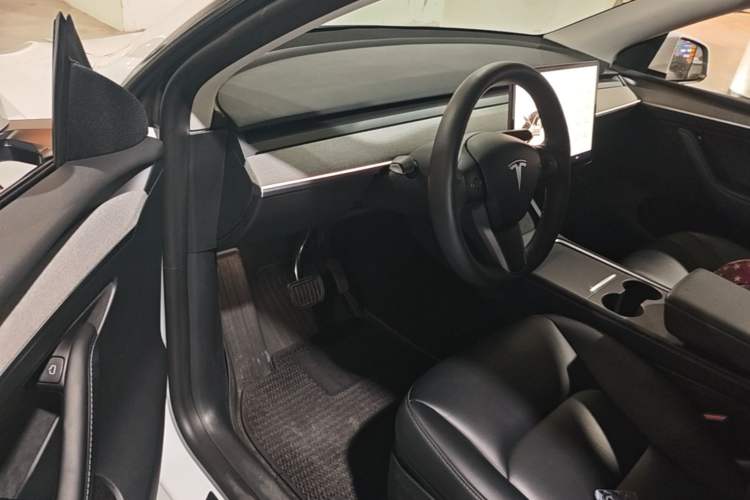 Used Tesla Model Y 2023 Long-Range All-Wheel-Drive Version Driver Seat