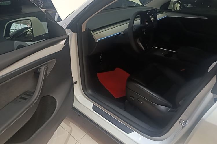 Used Tesla Model Y 2023 Long-Range All-Wheel-Drive Version Driver Seat