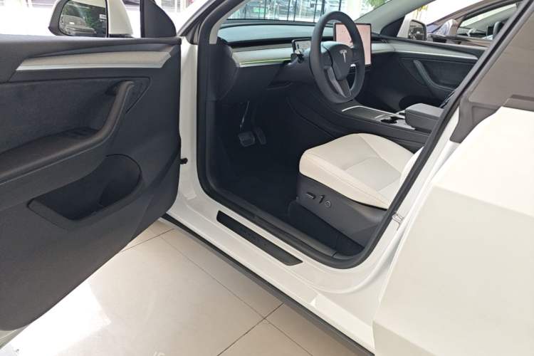 Used Tesla Model Y 2023 Long-Range All-Wheel-Drive Version Driver Seat
