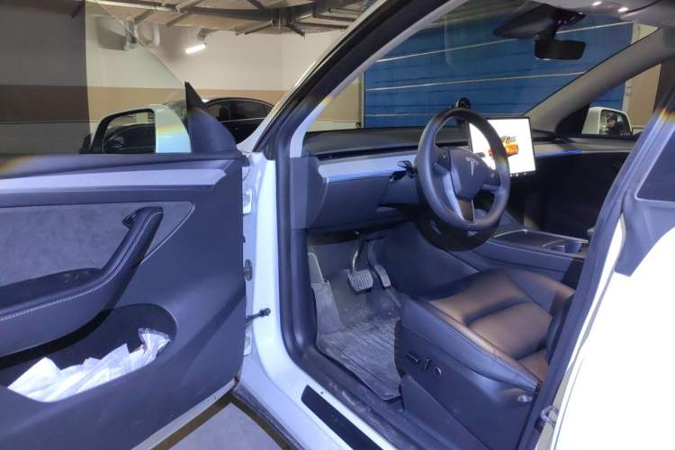 Used Tesla Model Y 2023 Long-Range All-Wheel-Drive Version Driver Seat