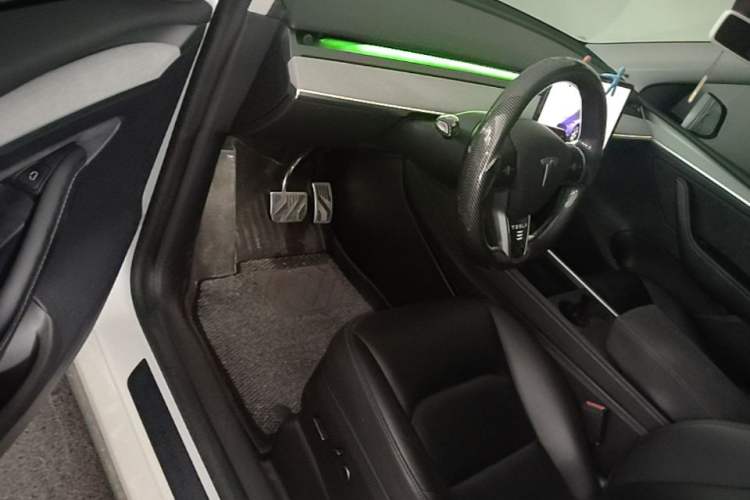 Used Tesla Model Y 2023 Long-Range All-Wheel-Drive Version Driver Seat