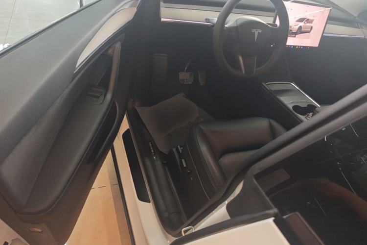 Used Tesla Model Y 2023 Long-Range All-Wheel-Drive Version Driver Seat