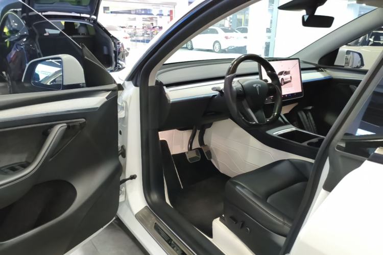 Used Tesla Model Y 2023 Long-Range All-Wheel-Drive Version Driver Seat