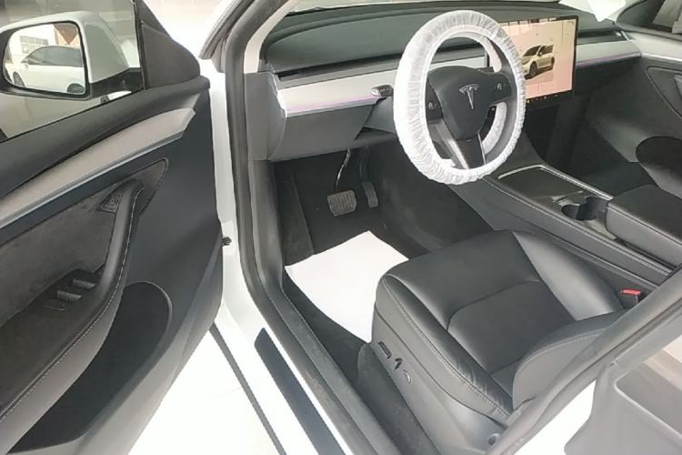 Used Tesla Model Y 2023 Long-Range All-Wheel-Drive Version Driver Seat