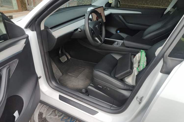 Used Tesla Model Y 2023 Long-Range All-Wheel-Drive Version Driver Seat