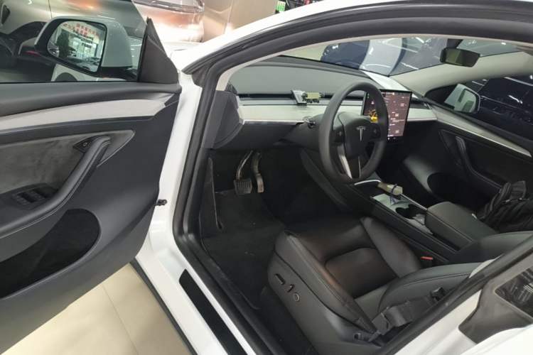 Used Tesla Model Y 2023 Long-Range All-Wheel-Drive Version Driver Seat