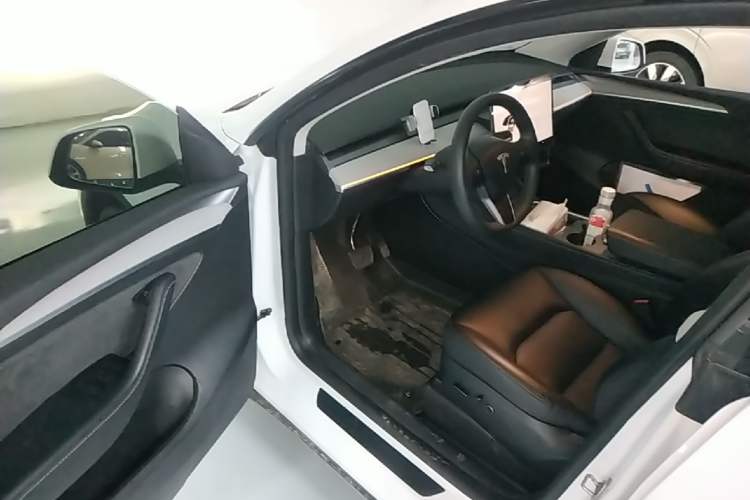 Used Tesla Model Y 2023 Long-Range All-Wheel-Drive Version Driver Seat