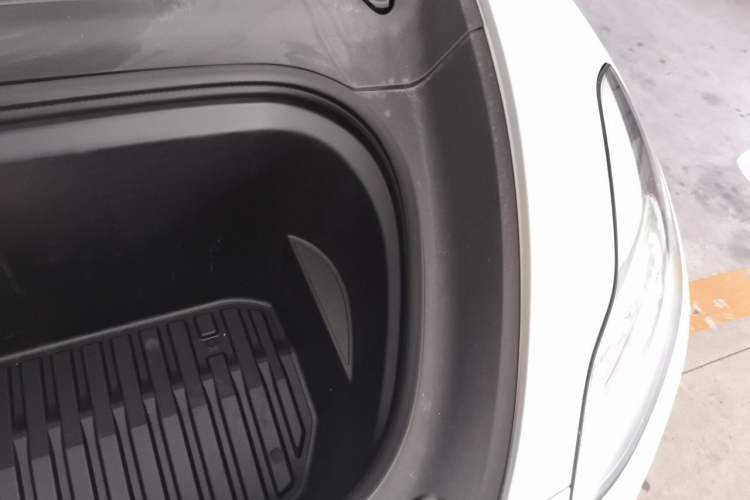 Used Tesla Model Y 2023 Rear-Wheel-Drive Version Engine Bay Left