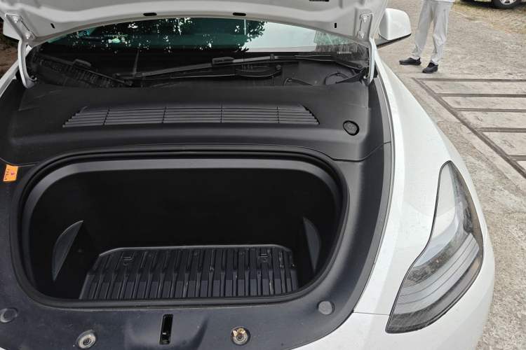 Used Tesla Model Y 2023 Rear-Wheel-Drive Version Engine Bay Left
