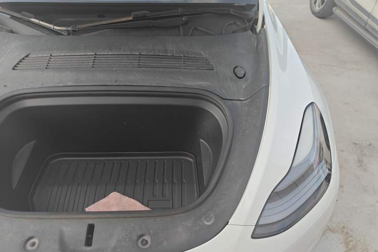 Used Tesla Model Y 2023 Rear-Wheel-Drive Version Engine Bay Left