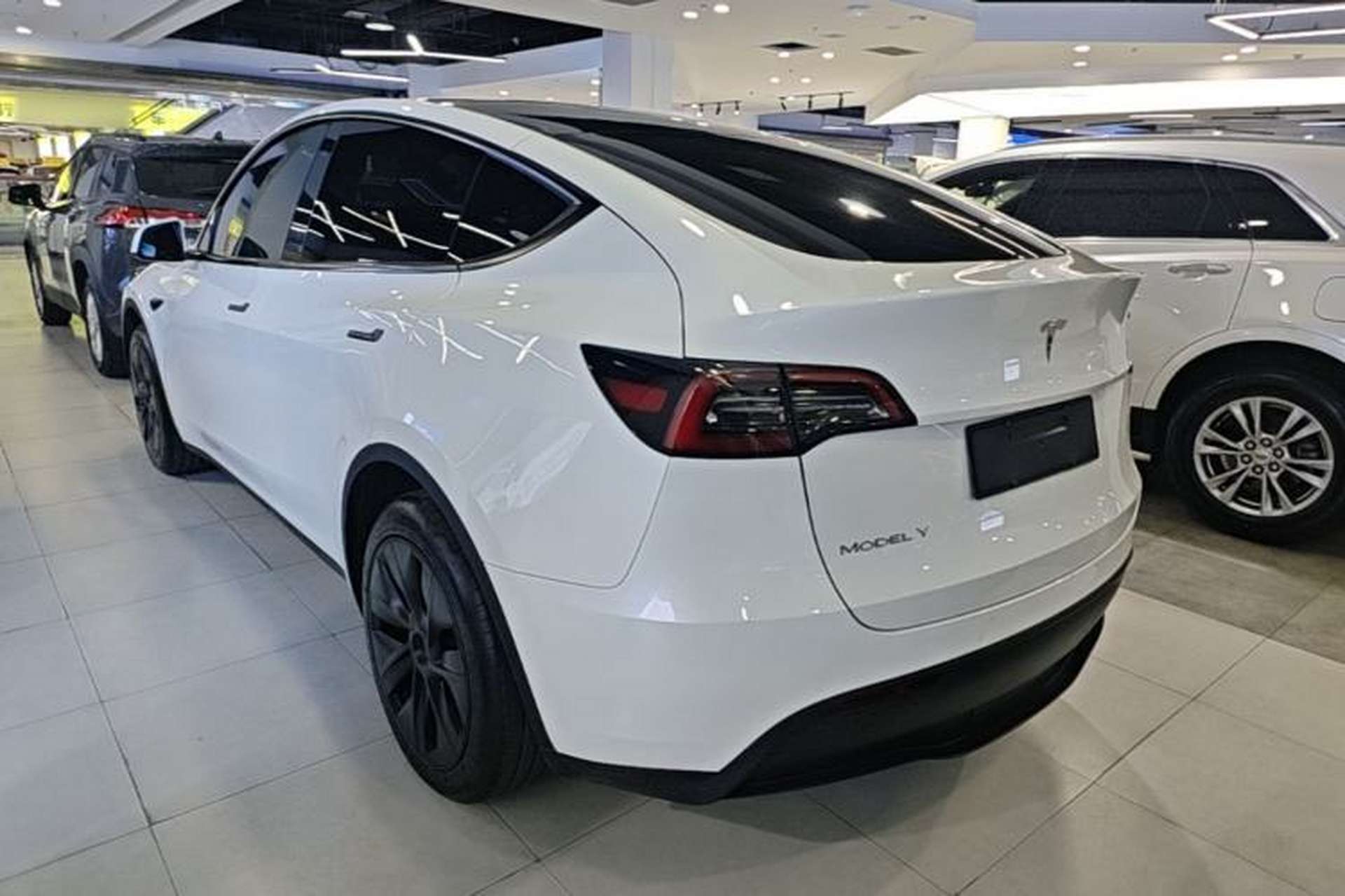 Used Tesla Model Y 2023 Long-Range All-Wheel-Drive Version Exterior 2