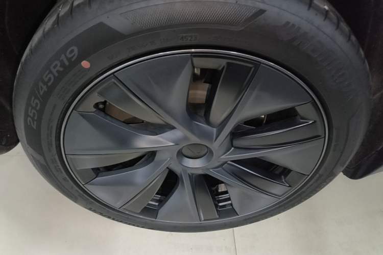 Used Tesla Model Y 2023 Long-Range All-Wheel-Drive Version Exterior 2