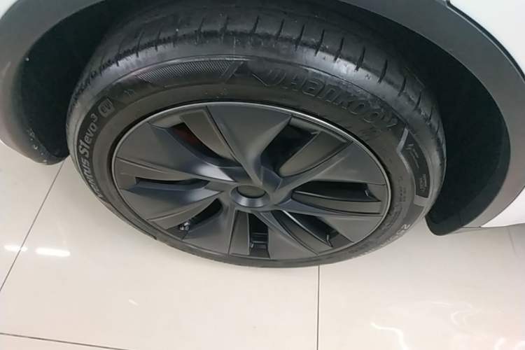 Used Tesla Model Y 2023 Long-Range All-Wheel-Drive Version Exterior 3