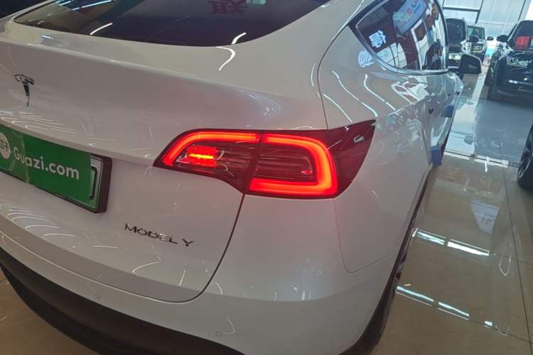 Used Tesla Model Y 2023 Long-Range All-Wheel-Drive Version Exterior 3