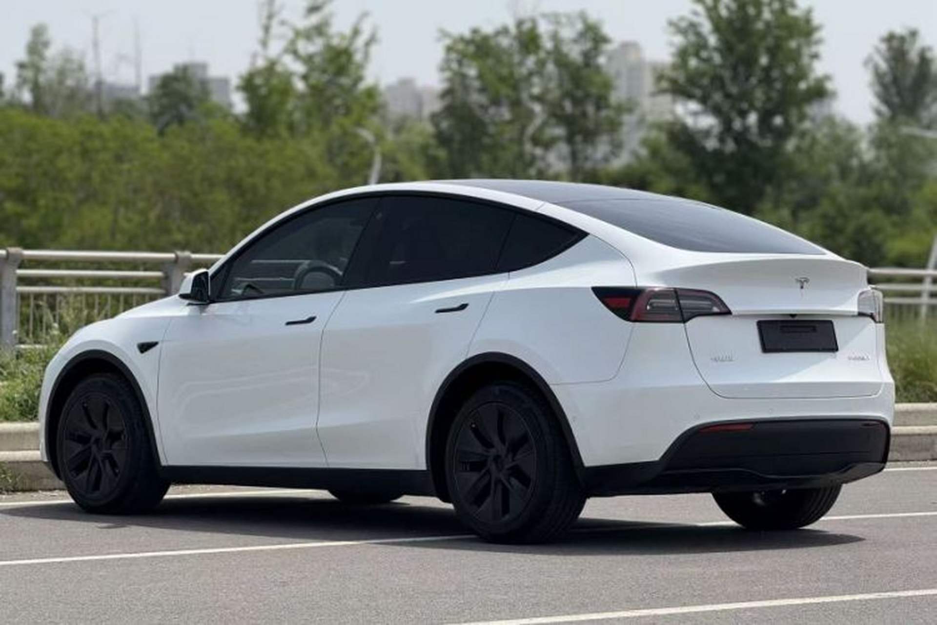 Used Tesla Model Y 2023 Long-Range All-Wheel-Drive Version Exterior 3