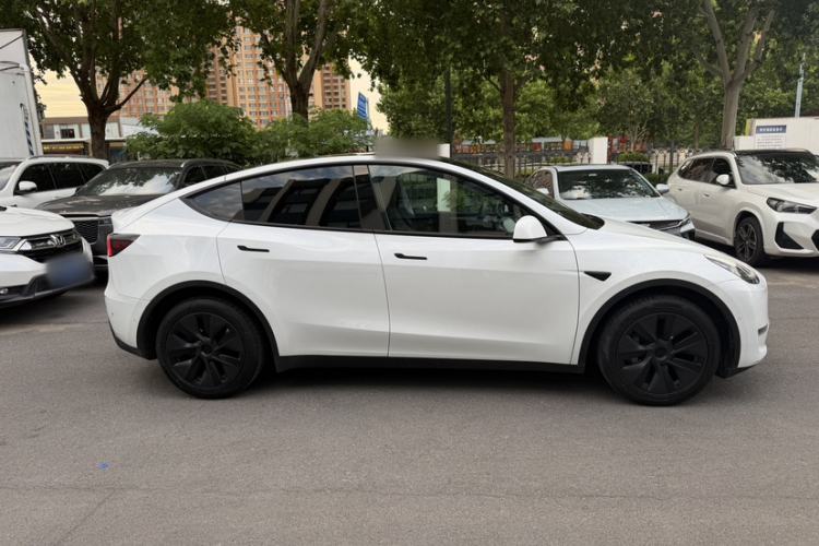 Used Tesla Model Y 2023 Long-Range All-Wheel-Drive Version Exterior 3