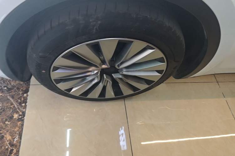 Used Tesla Model Y 2023 Long-Range All-Wheel-Drive Version Exterior 4